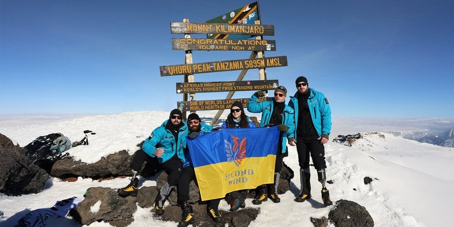 «Бачиш рай, відчуваєш пекло». Надихаюча історія двох ветеранів на протезах, які забрались на Кіліманджаро, майже на 6 тис. м над рівнем моря. ветеран, кіліманджаро, протез, рекорд, сходження
