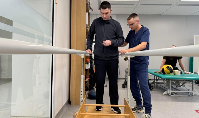 Боєць зі значним пошкодженням мозку знову вчиться ходить завдяки наполегливості батька і лікарів центру UNBROKEN. захисник, лікування, олексій боркута, поранення, центр unbroken