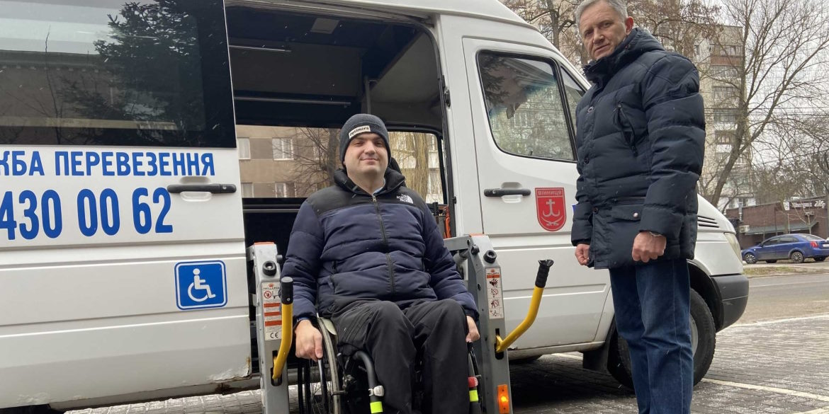 У Вінниці працює служба перевезення людей на кріслах колісних (ВІДЕО). інвалідність, автомобіль, вінниця, крісло колісне, служба перевезення