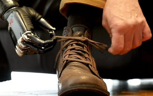 У США інженери створили біонічну руку з відчуттям дотику. біонічний протез руки, відчуття дотику, випробування, пристрій, сша