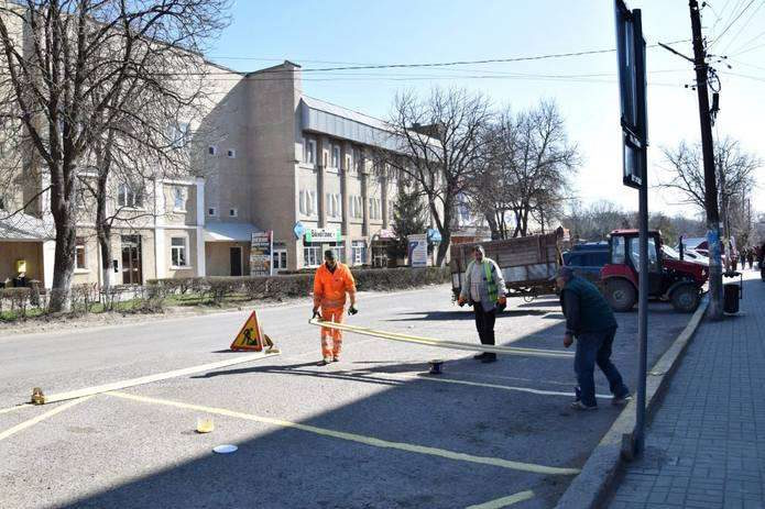 У місті на Буковині облаштовують нові парковки для людей з інвалідністю. інвалідність, ветеран, доступність, паркувальне місце, хотин