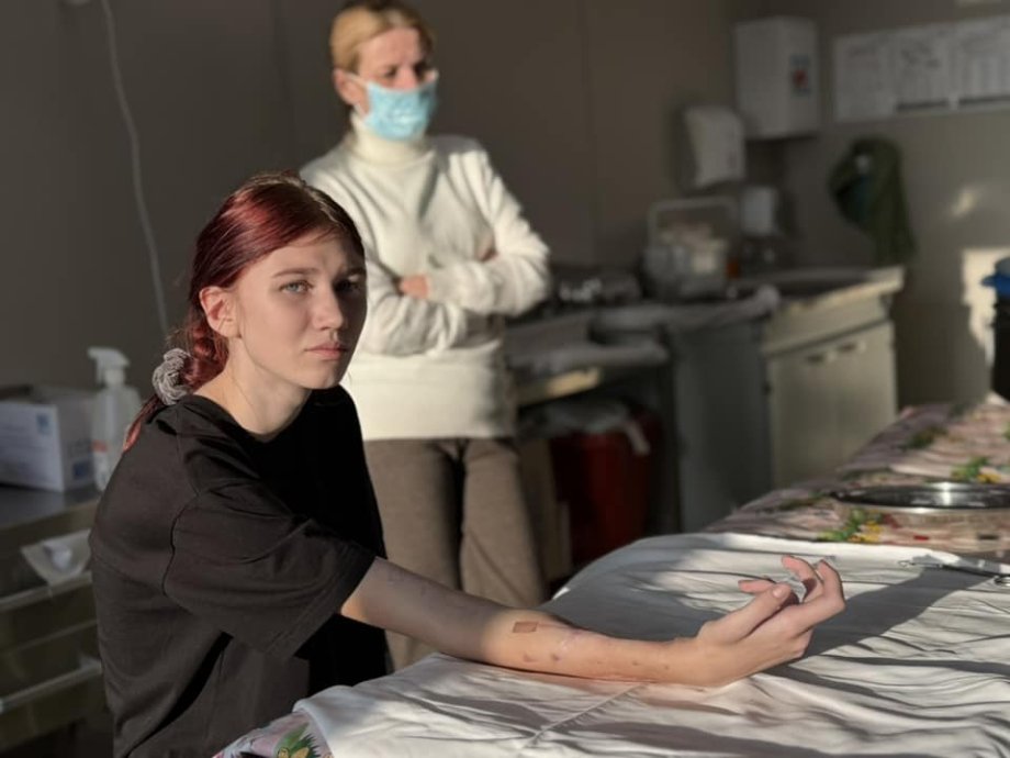 Вона втратила руку, але не силу боротися: історія 14-річної Віки, яка пережила обстріл Херсона (ФОТО). віка, дівчина, обстріл, охматдит, порятунок