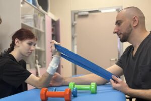 Світлина. Вона втратила руку, але не силу боротися: історія 14-річної Віки, яка пережила обстріл Херсона. Життя і особистості, обстріл, дівчина, ОХМАТДИТ, порятунок, Віка