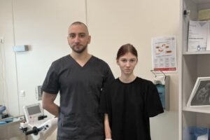 Світлина. Вона втратила руку, але не силу боротися: історія 14-річної Віки, яка пережила обстріл Херсона. Життя і особистості, обстріл, дівчина, ОХМАТДИТ, порятунок, Віка