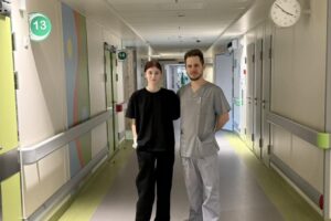 Світлина. Вона втратила руку, але не силу боротися: історія 14-річної Віки, яка пережила обстріл Херсона. Життя і особистості, обстріл, дівчина, ОХМАТДИТ, порятунок, Віка