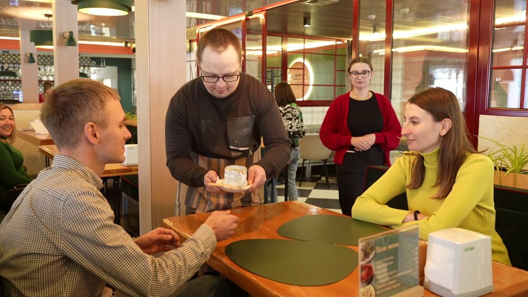 “Один день на роботі”: у Кропивницькому люди з синдромом Дауна попрацювали офіціантами (ФОТО, ВІДЕО). акція, кропивницький, офіціант, ресторан, синдром дауна