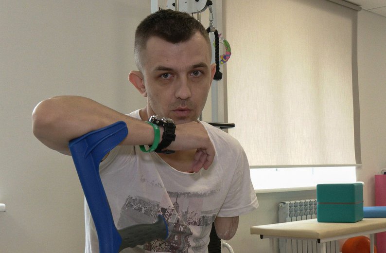 “Були дуже важкі поранення”: як у Чернівцях реабілітують військового, який втратив руку на війні (ФОТО, ВІДЕО). відновлення, військовий, поранення, протез, ром