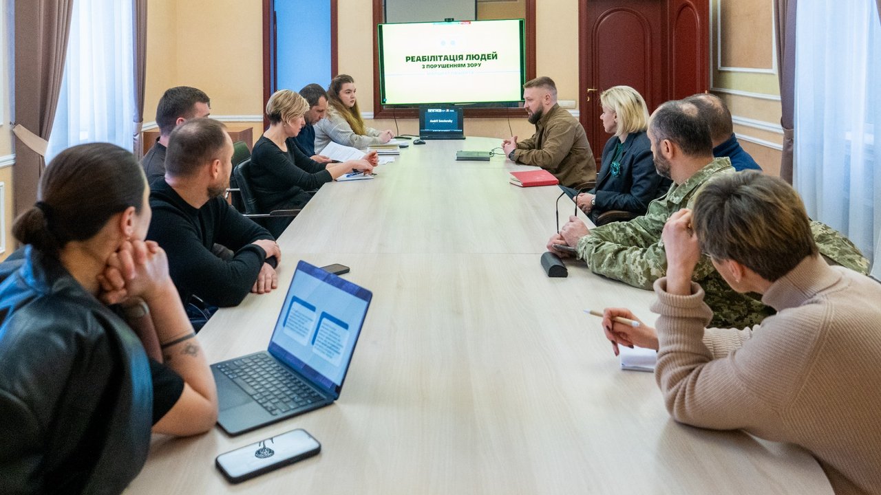 Життя без бар’єрів: Мінветеранів завершує розробку моделі підтримки орієнтації в просторі та мобільності ветеранів війни з повною або частковою втратою зору. ветеран війни, мінветеранів, нарада, підтримка, порушення зору