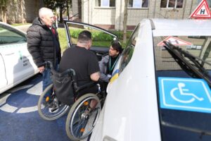 Світлина. Незламним захисникам презентували Автошколу для осіб з інвалідністю, що діє на базі ЛьвДУВС. Навчання, інвалідність, проєкт, Львів, автошкола, ЛьвДУВС
