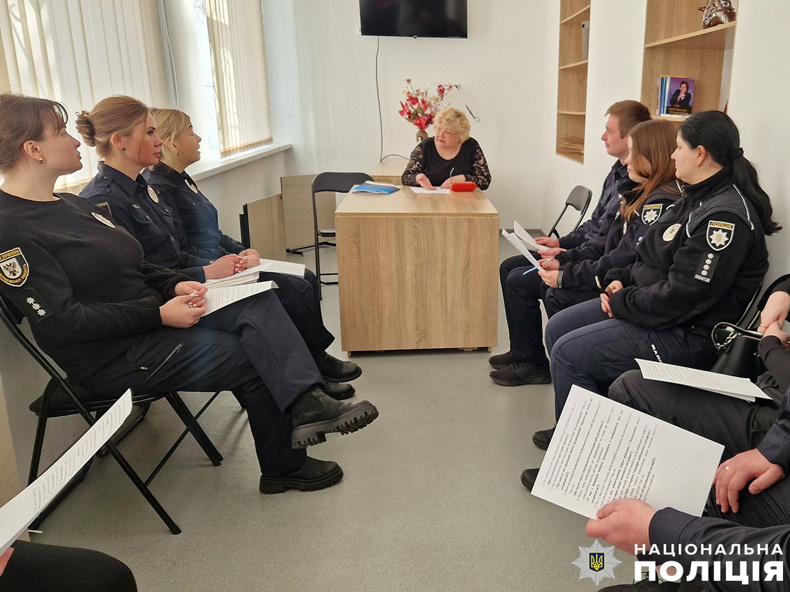 В Чернігові поліцейські та медики здобули навички спілкування жестовою мовою та отримали сертифікати (ФОТО). жестова мова, медик, поліцейський, порушення слуху, чернігів