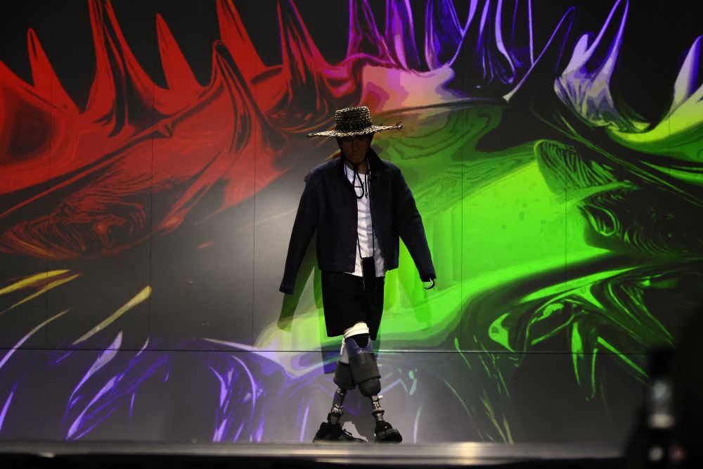 Дизайн без кордонів: у Львові відбулось інклюзивне модне шоу (ФОТО). fashion (r)evolution: sun&gun, інклюзивне модне шоу, львів, модель, одяг