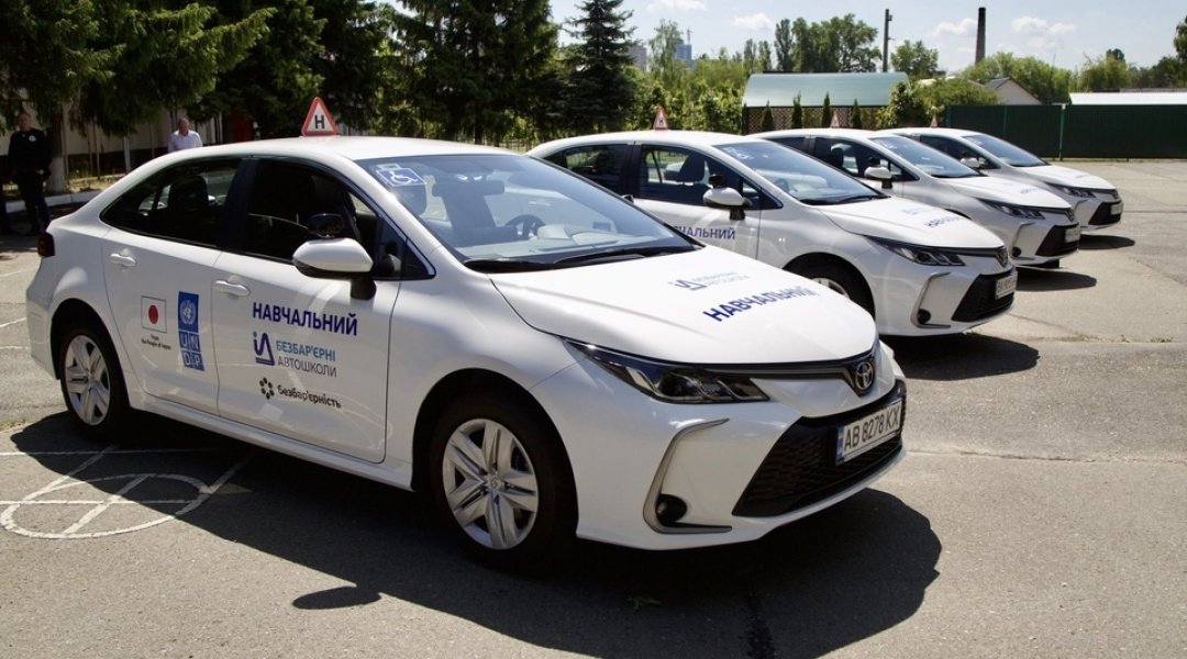 Міжнародні партнери передали безбар’єрним автошколам МВС чотири інклюзивні автомобілі (ФОТО). автомобіль, автошкола, мвс, проон, японія