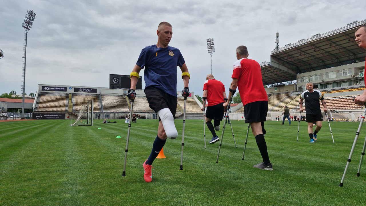 У Запоріжжі ветерани з ампутацією грають в футбол (ФОТО, ВІДЕО). ампфутбол, ветеран, запоріжжя, проєкт ліга дужих, тренування