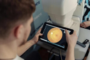 Світлина. 30 секунд, щоби зберегти зір: на Одещині та Чернігівщині пацієнтам із діабетом проводять цифровий скринінг зору з використанням штучного інтелекту. Новини, зір, Одещина, Чернігівщина, діабет, цифровий скринінг