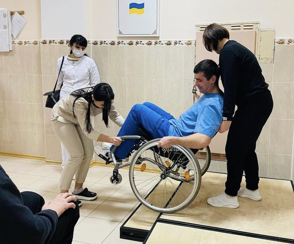 В медзакладах України працює сім центрів досконалості – хабів для розвитку сучасної безбарʼєрної реабілітації. медзаклад, пацієнт, реабілітаційний центр, хаб, центр досконалості