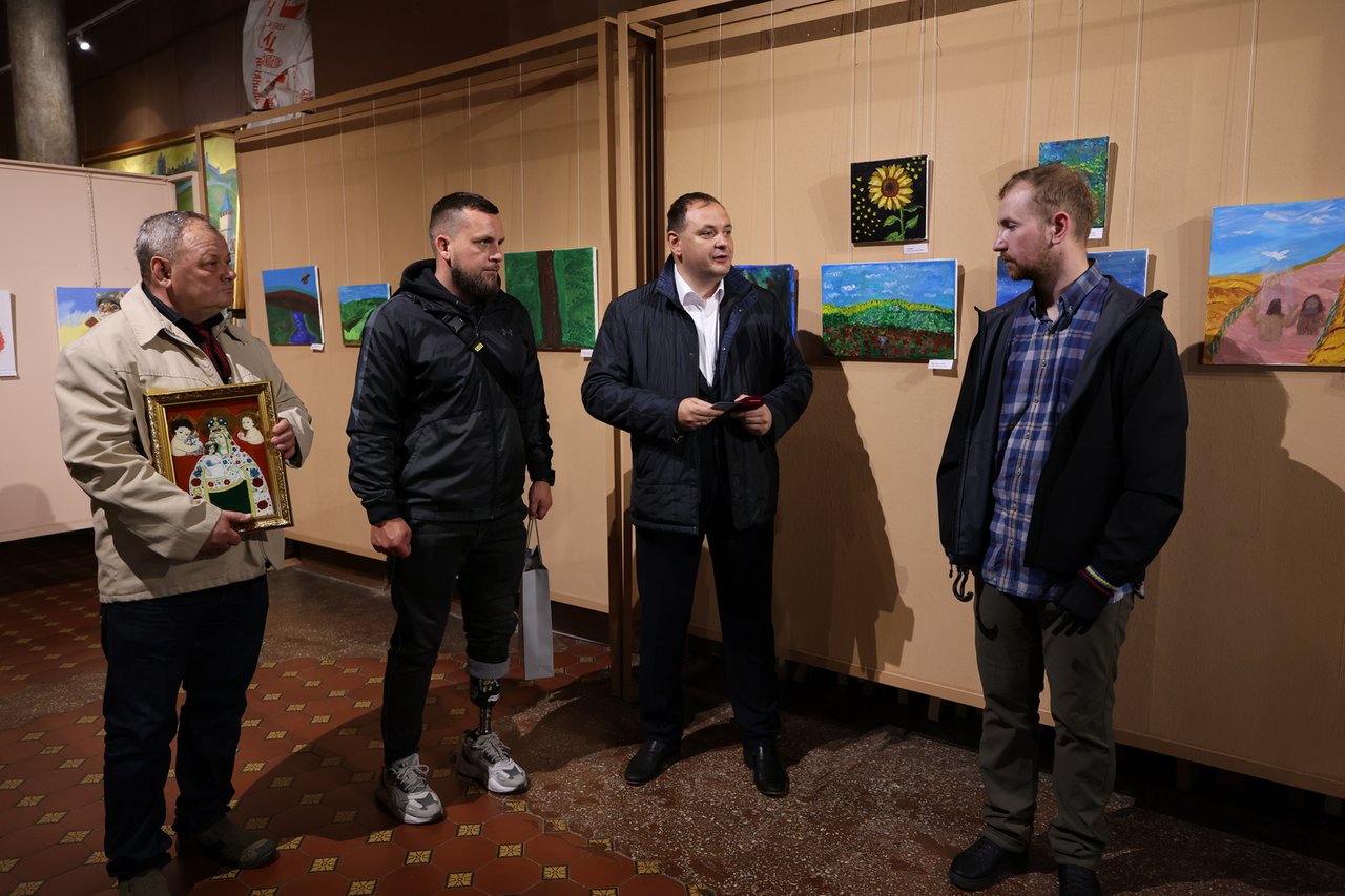 У Франківську відкрилася виставка воїна, який малює руками-протезами (ФОТО). івано-франківськ, виставка, володимир симанишин, захисник, протез