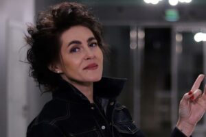 “Моя робота — це терапія”: перекладачка жестової мови телеканалу “Дім” Уляна Шумило розповіла про емоції в кадрі, силу жесту та свою місію (ФОТО)