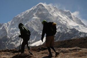 Підкорили 5 км висоти на протезах: ветерани на протезах піднялися до базового табору Евересту