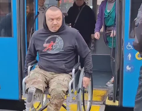 Ветеран з інвалідністю перевірив, чи можна у рівненські тролейбуси та маршрутки заїхати на візку (ВІДЕО). інвалідність, ветеран, громадський транспорт, перевірка, рівне