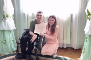 «Хіба може бути щасливою дівчина, яка виходить заміж за інваліда?»: герой «ФАКТІВ» Володимир Малуха зі складною формою ДЦП одружився