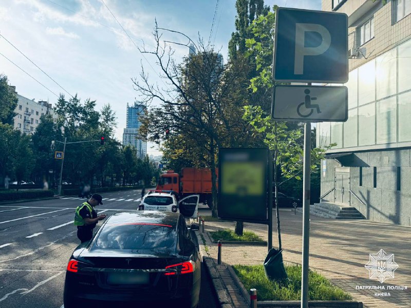 Понад 6 тис. водіїв оштрафували з початку року за паркування на місцях для осіб з інвалідністю. інвалідність, водій, паркування, порушення, штраф