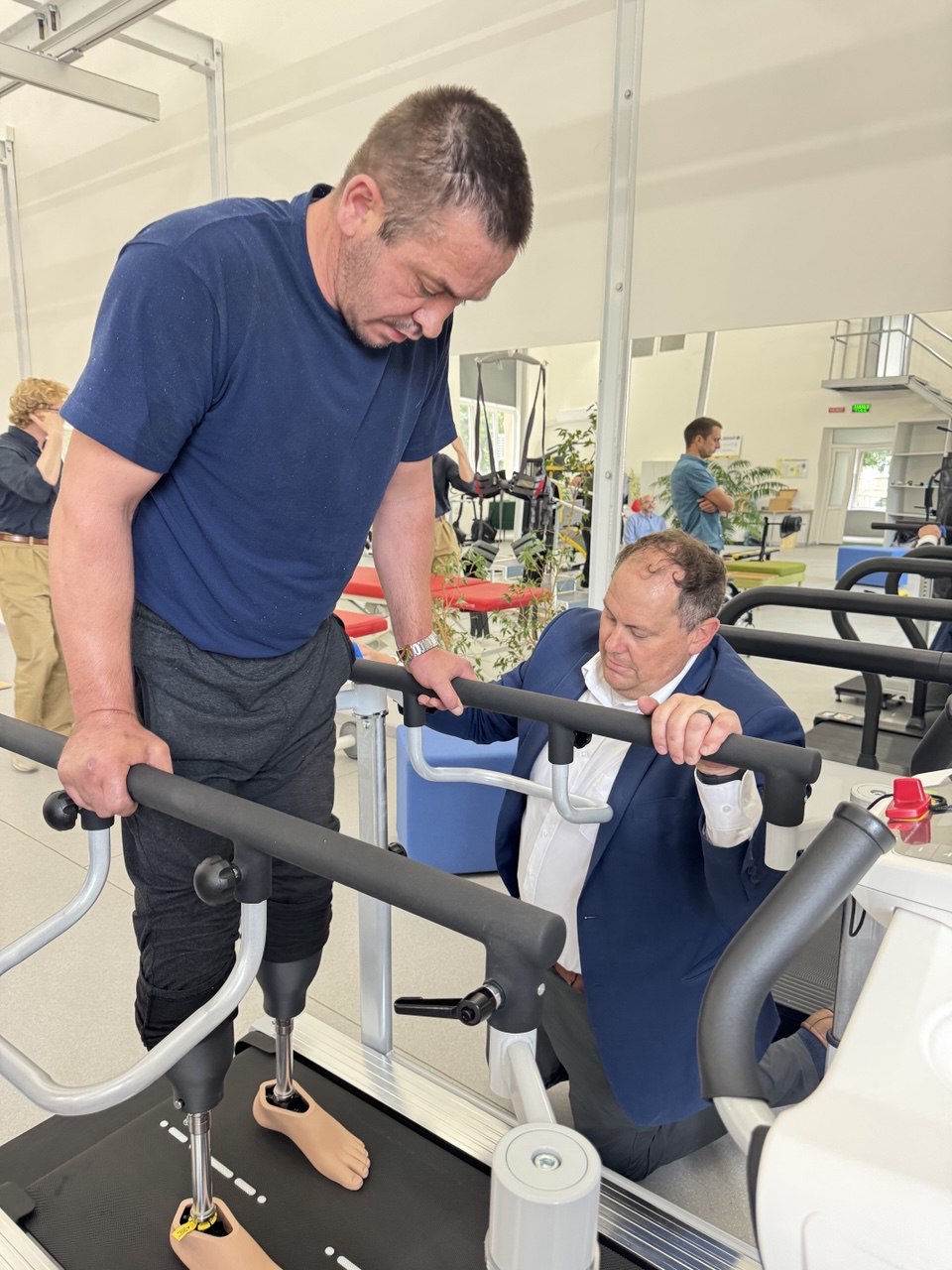 На Закарпатті за допомогою 3D-друку вперше встановили протези пацієнту з подвійною ампутацією (ФОТО, ВІДЕО). 3d-друк, військовий, закарпаття, протез, протезування