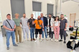 Світлина. На Закарпатті за допомогою 3D-друку вперше встановили протези пацієнту з подвійною ампутацією. Реабілітація, протез, протезування, військовий, Закарпаття, 3D-друк