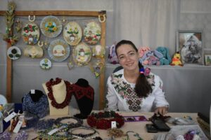 «Я працюю, щоб не занепасти духом»: як майстриня з Житомирщини навчилася плести з бісеру однією рукою