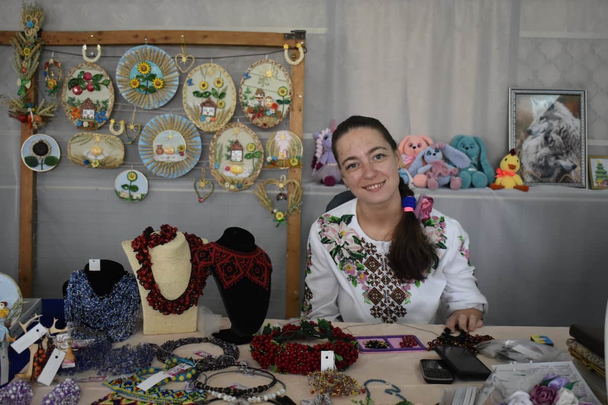 «Я працюю, щоб не занепасти духом»: як майстриня з Житомирщини навчилася плести з бісеру однією рукою. інвалідність, інна оленич, бісер, дцп, майстриня