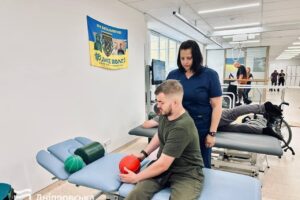 Світлина. «У мене є плани й цілі, і це дає сили рухатися вперед», – військовий про свою мотивацію під час лікування в реабілітаційному центрі Дніпра. Реабілітація, протез, поранення, військовий, лікування, Богдан