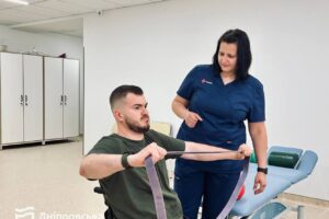 Світлина. «У мене є плани й цілі, і це дає сили рухатися вперед», – військовий про свою мотивацію під час лікування в реабілітаційному центрі Дніпра. Реабілітація, протез, поранення, військовий, лікування, Богдан
