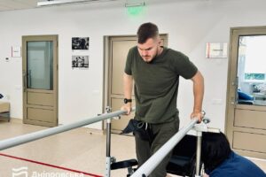 Світлина. «У мене є плани й цілі, і це дає сили рухатися вперед», – військовий про свою мотивацію під час лікування в реабілітаційному центрі Дніпра. Реабілітація, протез, поранення, військовий, лікування, Богдан