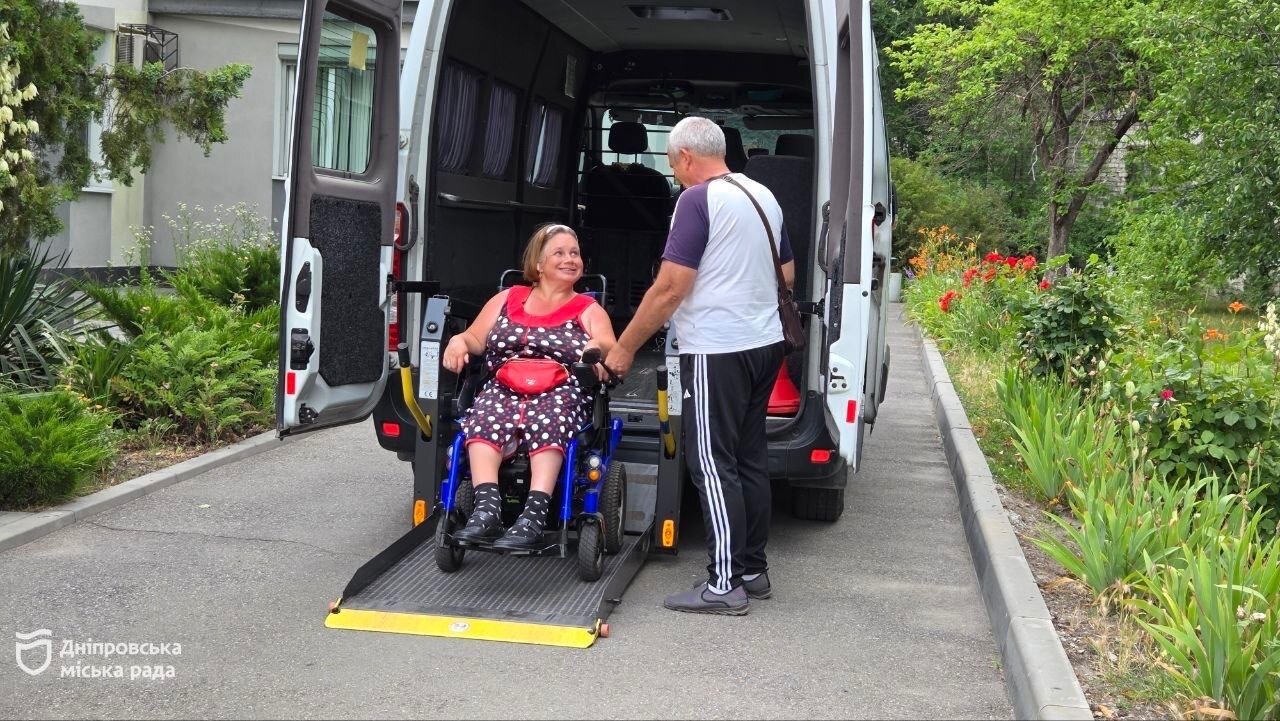 «Соціальне таксі» з пандусами та підйомниками, амбулаторії та установи соцзахисту з дотриманням стандартів безбар’єрного середовища: Дніпро піклується про маломобільних містян (ФОТО). інвалідність, дніпро, перевезення, послуга, соціальне таксі