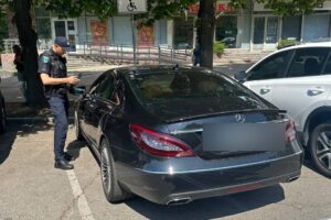 Світлина. У Дніпрі продовжують виявляти та карати водіїв, які паркуються на місцях для людей з інвалідністю. Закони та права, інвалідність, Дніпро, водій, паркування, порушник