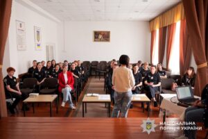 Світлина. Закарпатські поліцейські опановують жестову мову. Навчання, спілкування, жестова мова, Закарпаття, поліцейський, порушення слуху й мовлення