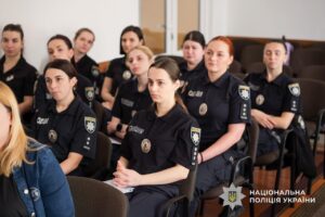 Світлина. Закарпатські поліцейські опановують жестову мову. Навчання, спілкування, жестова мова, Закарпаття, поліцейський, порушення слуху й мовлення
