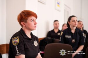 Світлина. Закарпатські поліцейські опановують жестову мову. Навчання, спілкування, жестова мова, Закарпаття, поліцейський, порушення слуху й мовлення