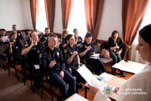 Світлина. Закарпатські поліцейські опановують жестову мову. Навчання, спілкування, жестова мова, Закарпаття, поліцейський, порушення слуху й мовлення