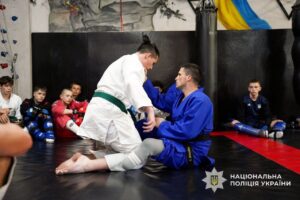 Світлина. Помічник начальника поліції в Закарпатській області з питань ветеранської політики презентував адаптивний вид боротьби для ветеранів та ветеранок війни. Реабілітація, ветеран, Закарпаття, спорт, Владислав Горнодь, боротьба