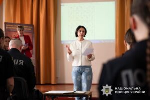 Світлина. Закарпатські поліцейські опановують жестову мову. Навчання, спілкування, жестова мова, Закарпаття, поліцейський, порушення слуху й мовлення