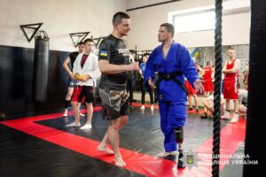 Світлина. Помічник начальника поліції в Закарпатській області з питань ветеранської політики презентував адаптивний вид боротьби для ветеранів та ветеранок війни. Реабілітація, ветеран, Закарпаття, спорт, Владислав Горнодь, боротьба