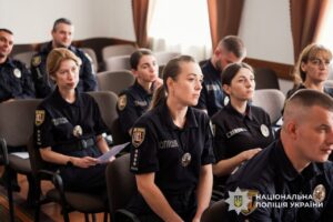 Світлина. Закарпатські поліцейські опановують жестову мову. Навчання, спілкування, жестова мова, Закарпаття, поліцейський, порушення слуху й мовлення