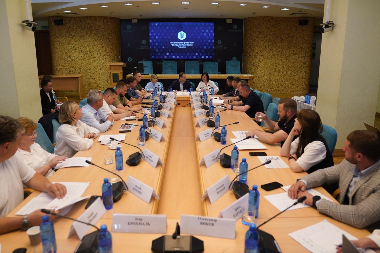 “Рух без бар’єрів” – громади переходять до практичних дій, – Олексій Кулеба. безбарʼєрний маршрут, мінрозвитку, нарада, олексій кулеба, проєкт рух без барʼєрів
