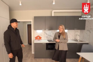 Світлина. Герой оборони Маріуполя Максим Левченко отримав квартиру від «Серця Азовсталі». Новини, квартира, оборонець, програма Вдома, Серце Азовсталі, Максим Левченко