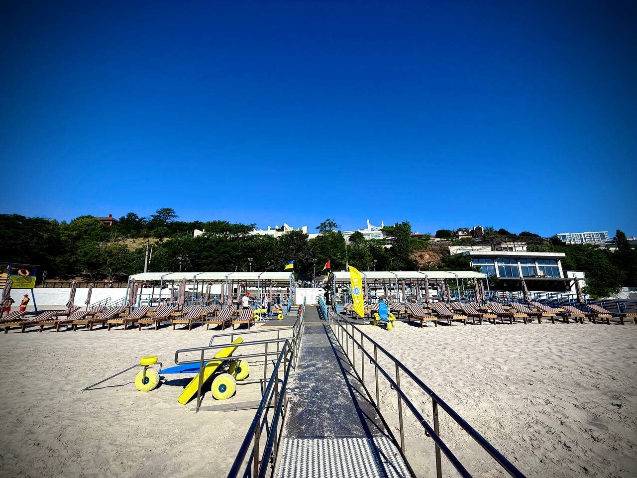 В Одесі відкрили інклюзивний пляж на 11-й станції Великого Фонтану (ВІДЕО). інвалідність, відкриття, доступність, одеса, пляж