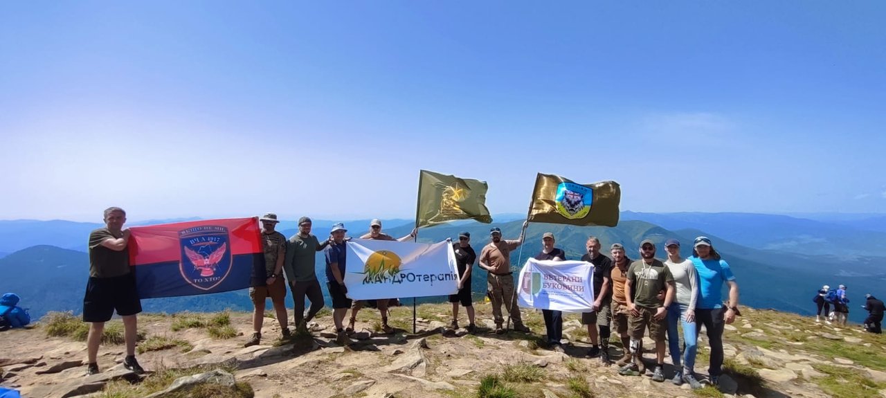 Українські воїни піднялися на Говерлу. Деякі з них побували на найвищій горі України вперше (ФОТО). воїн, говерла, захисник, поранений, проєкт мандротерапія
