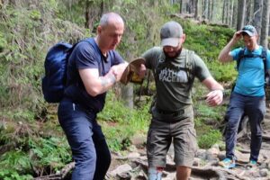 Світлина. Українські воїни піднялися на Говерлу. Деякі з них побували на найвищій горі України вперше. Реабілітація, захисник, поранений, воїн, Говерла, проєкт Мандротерапія