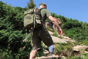 Світлина. Українські воїни піднялися на Говерлу. Деякі з них побували на найвищій горі України вперше. Реабілітація, захисник, поранений, воїн, Говерла, проєкт Мандротерапія