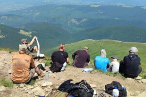 Світлина. Українські воїни піднялися на Говерлу. Деякі з них побували на найвищій горі України вперше. Реабілітація, захисник, поранений, воїн, Говерла, проєкт Мандротерапія