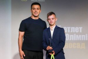 Світлина. Юний спортсмен з Волині із синдромом Дауна отримав заслужену нагороду від Асоціації спортивних журналістів України. Спорт, спортсмен, синдром Дауна, нагорода, Валентин Новосад, Найкращий атлет України